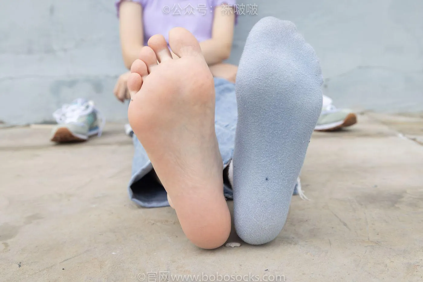 [BoBoSocks袜啵啵]NO.020 熊熊-NB运动鞋、蓝色短棉袜（踩脏）、裸足 [150P]插图2